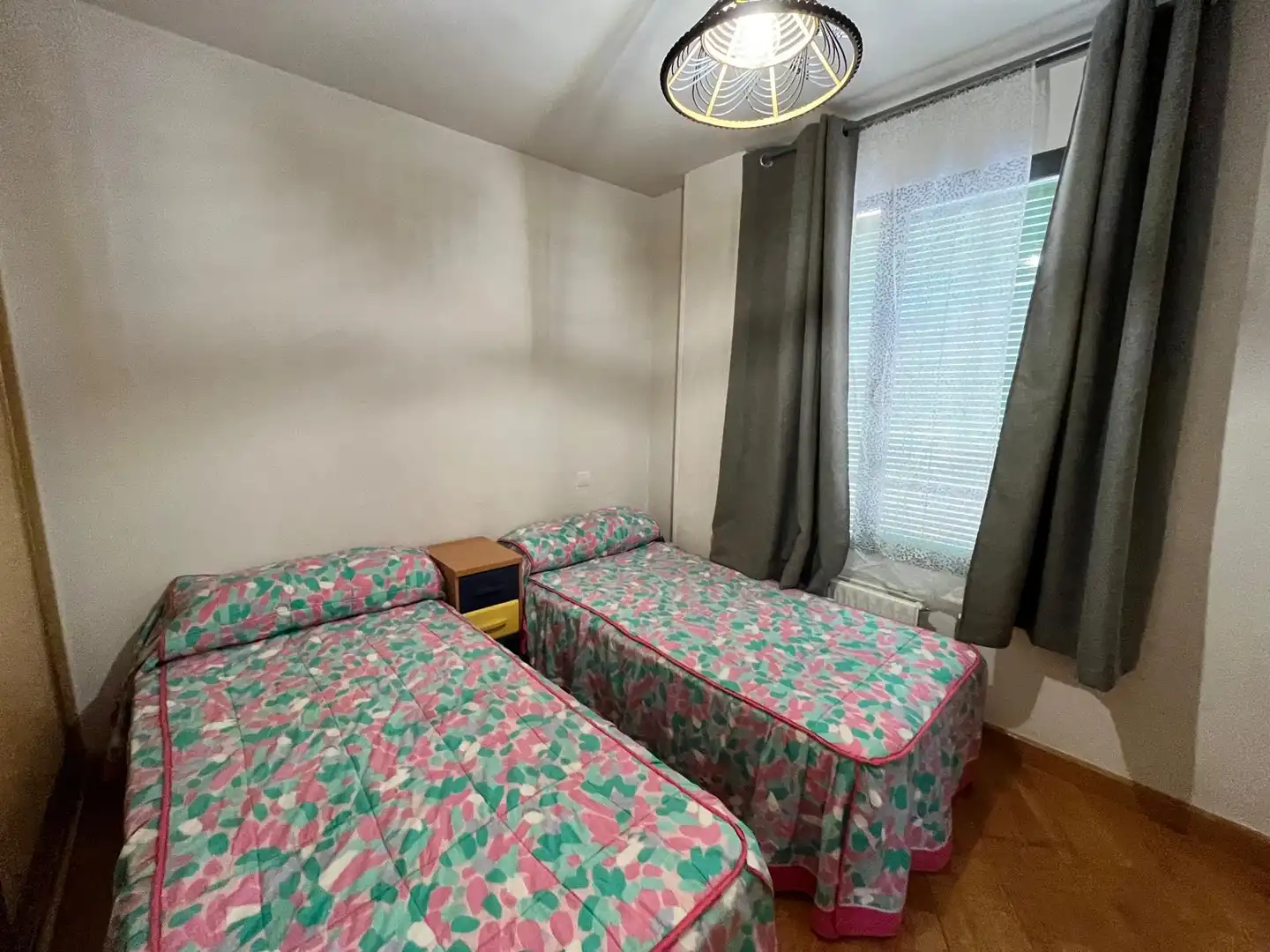 Dormitori de Apartament de lloguer en Burgos amb Calefacció, Parquet i Moblat