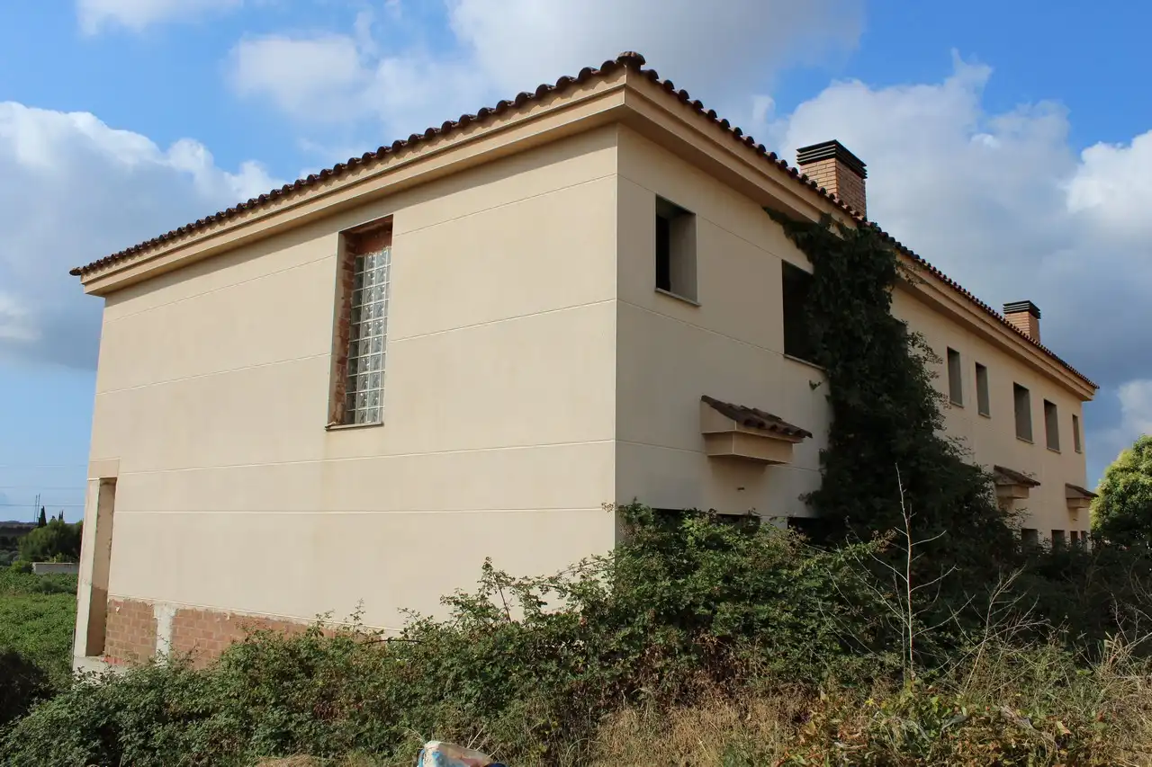 Außenansicht von Gebäude zum Verkauf in Santa Oliva