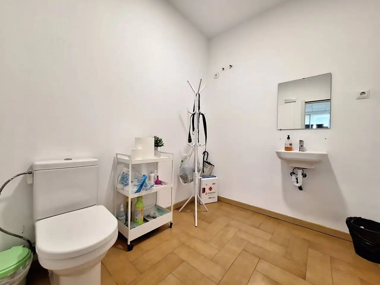 Baño de Local de alquiler en Fuenlabrada con Aire acondicionado