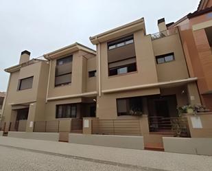 Exterior view of Single-family semi-detached for sale in  Zaragoza Capital  with Terrace