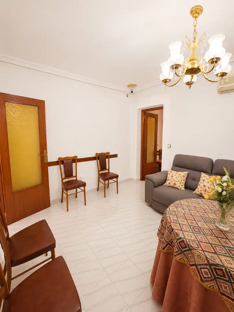 Sala d'estar de Casa adosada en venda en Alcantarilla amb Aire condicionat, Terrassa i Moblat
