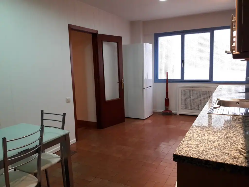 Cocina de Piso de alquiler en Oviedo  con Calefacción, Terraza y Amueblado