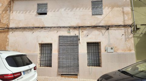 Casa adosada de 5 dormitorios y 1 baño en Yecla.