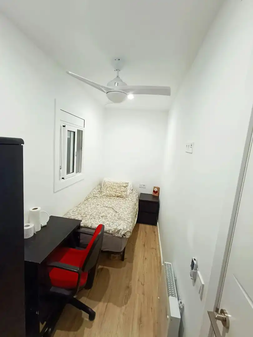 Bedroom of Flat for share in L'Hospitalet de Llobregat  with Air Conditioner, Heating and Furnished
