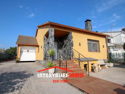 Exterior view of House or chalet for sale in Palau-solità i Plegamans  with Air Conditioner, Heating and Private garden