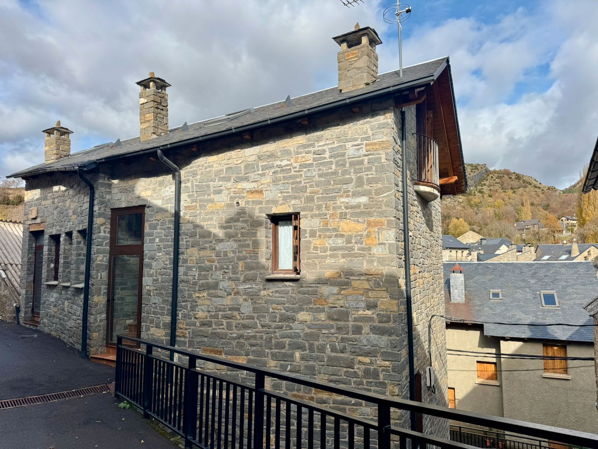 Vista exterior de Casa adosada en venda en Hoz de Jaca amb Calefacció, Parquet i Traster