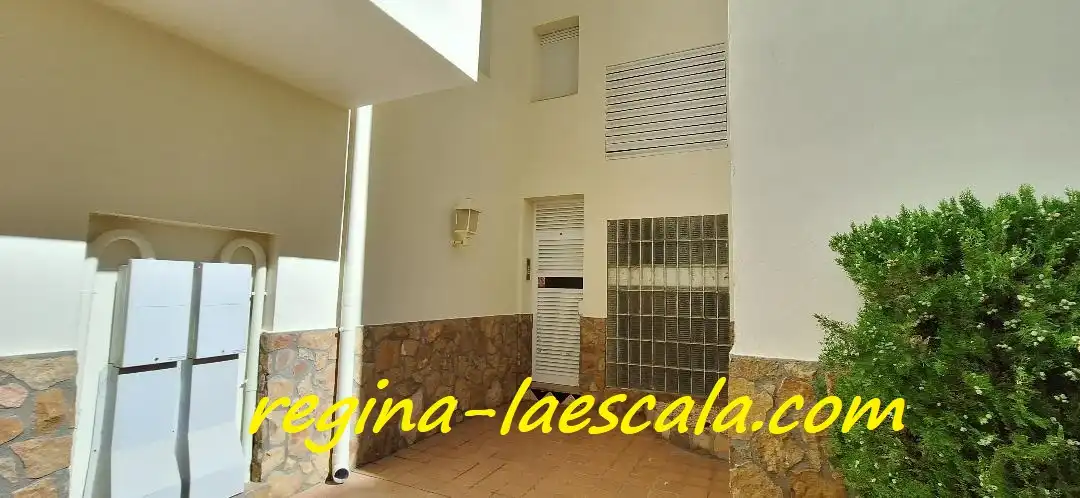 Planta baja en venta en L'Escala con Amueblado y Piscina comunitaria