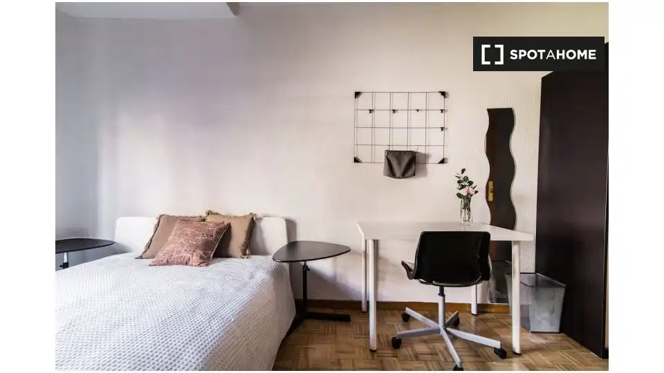 Bedroom of Flat for share in Madrid  with Air Conditioner, Heating and Furnished