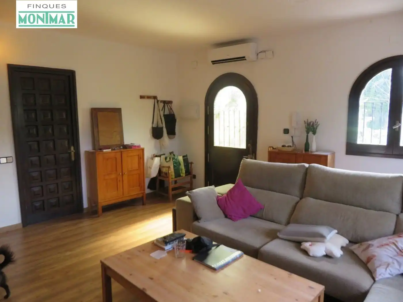 Sala d'estar de Finca rústica en venda en Canyelles amb Aire condicionat, Jardí privat i Terrassa
