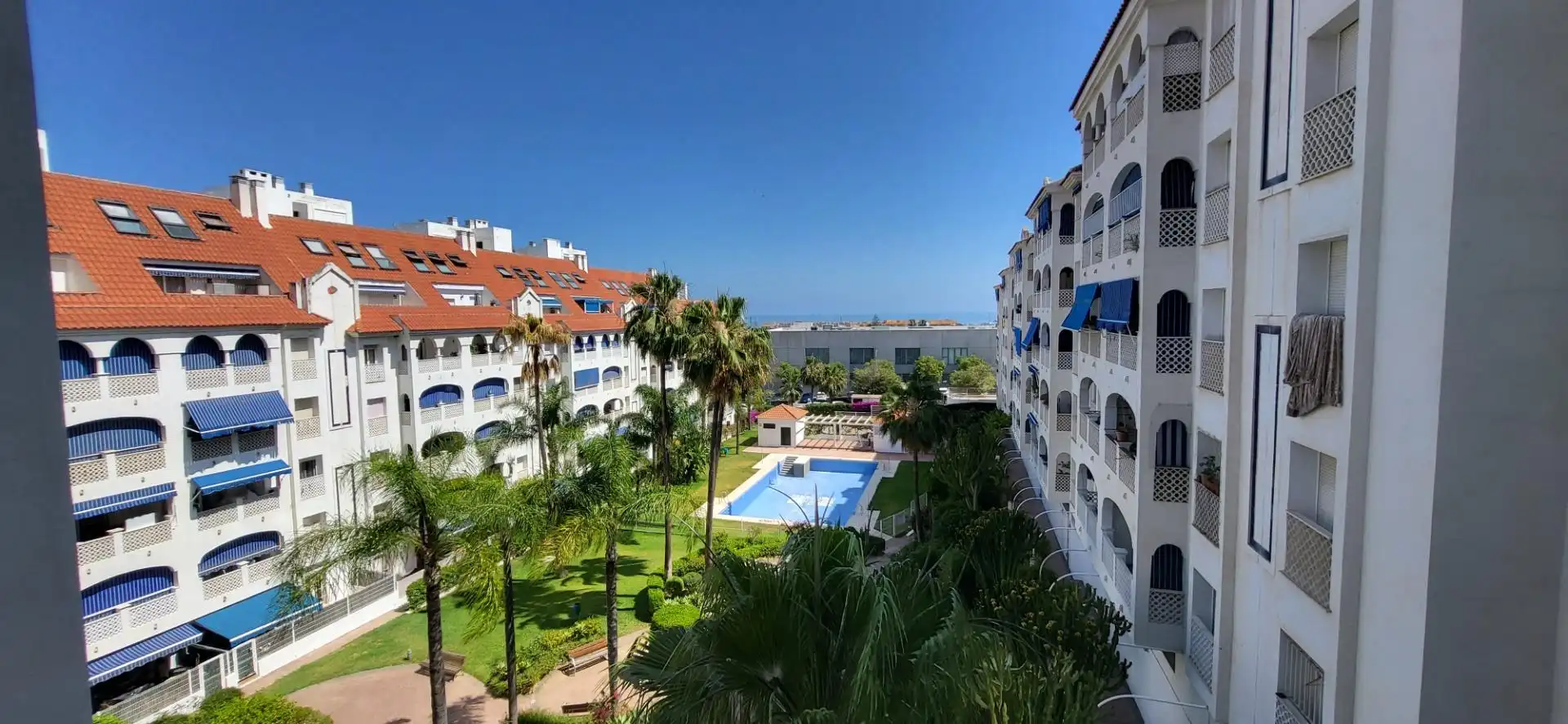Außenansicht von Wohnungen zum Verkauf in Marbella mit Privatgarten und Gemeinschaftspool
