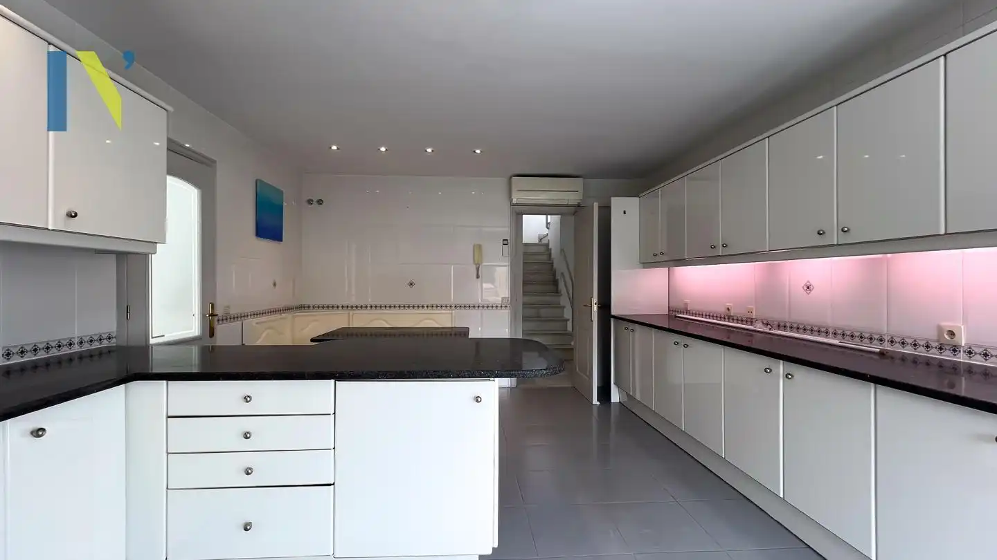 Cuina de Àtic de lloguer en Girona amb Aire condicionat i Terrassa