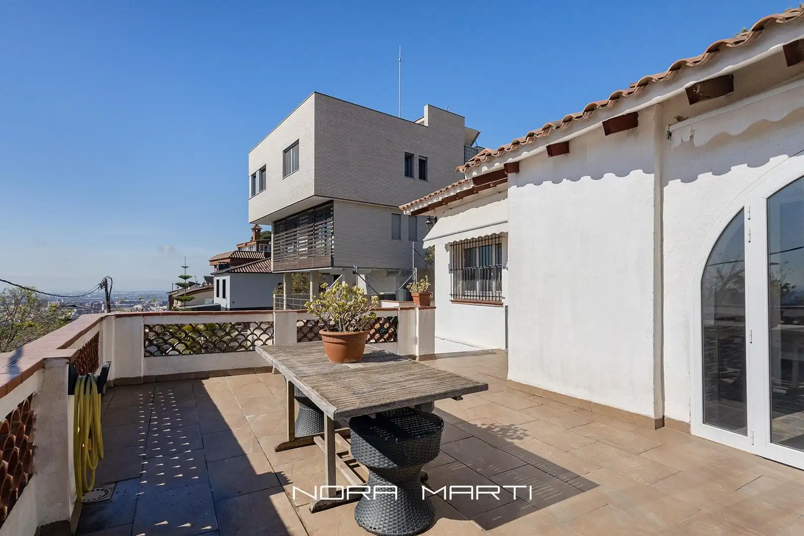 Vista exterior de Casa o xalet en venda en Esplugues de Llobregat amb Jardí privat, Piscina i Alarma