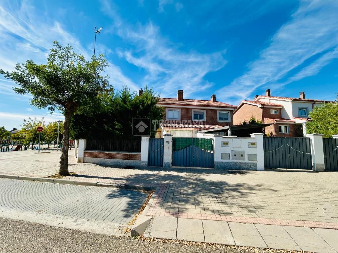 Vista exterior de Casa adosada en venta en Boecillo con Jardín privado