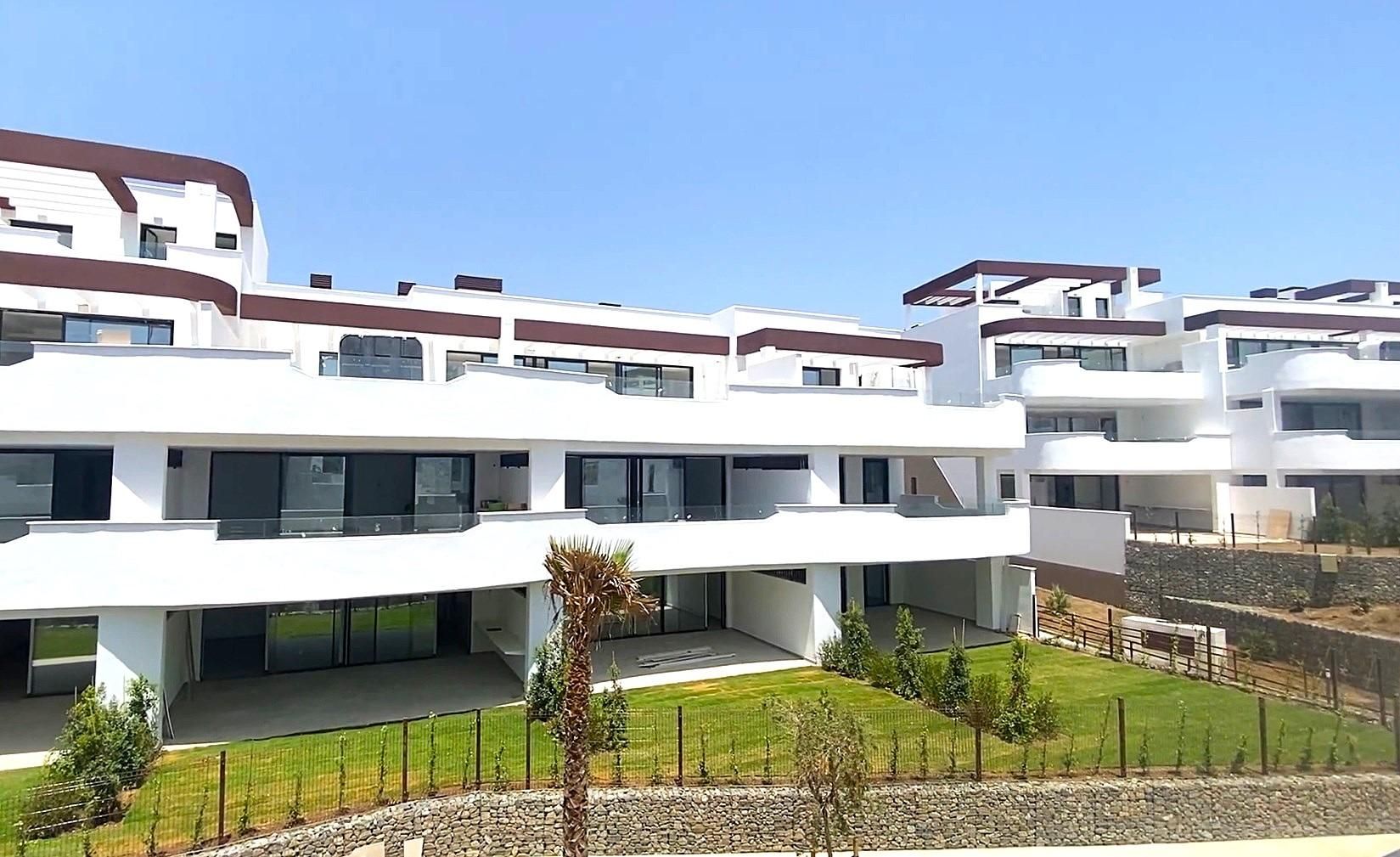 Vista exterior de Planta baixa en venda en Estepona amb Aire condicionat, Calefacció i Jardí privat