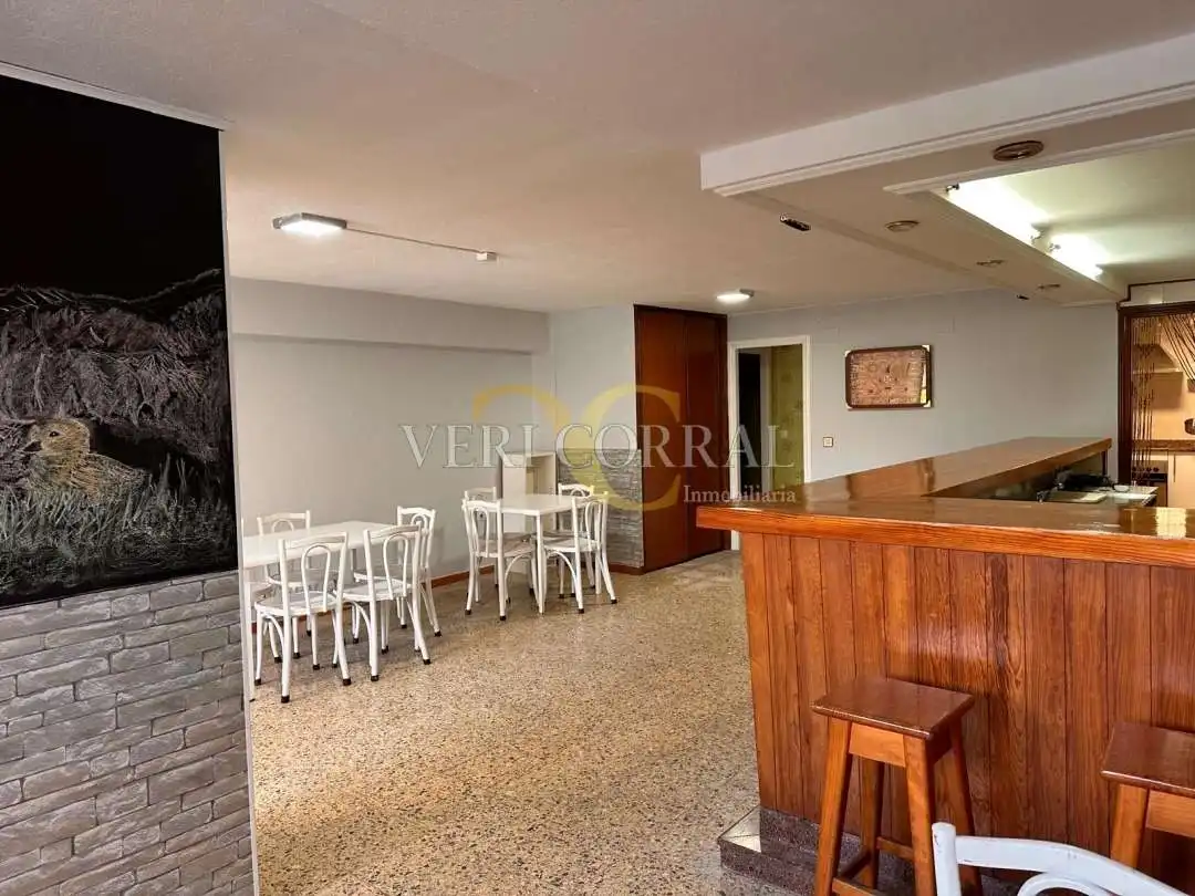 Local comercial en venda a Calle Favila 1