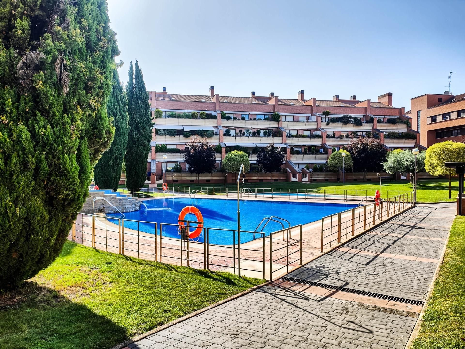 Piscina de Pis en venda en  Logroño amb Calefacció, Parquet i Terrassa
