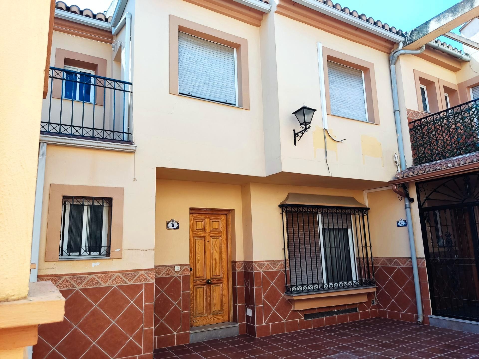 Vista exterior de Casa adosada en venda en Atarfe amb Terrassa