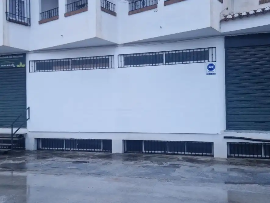 Vista exterior de Local de alquiler en Pinos Puente