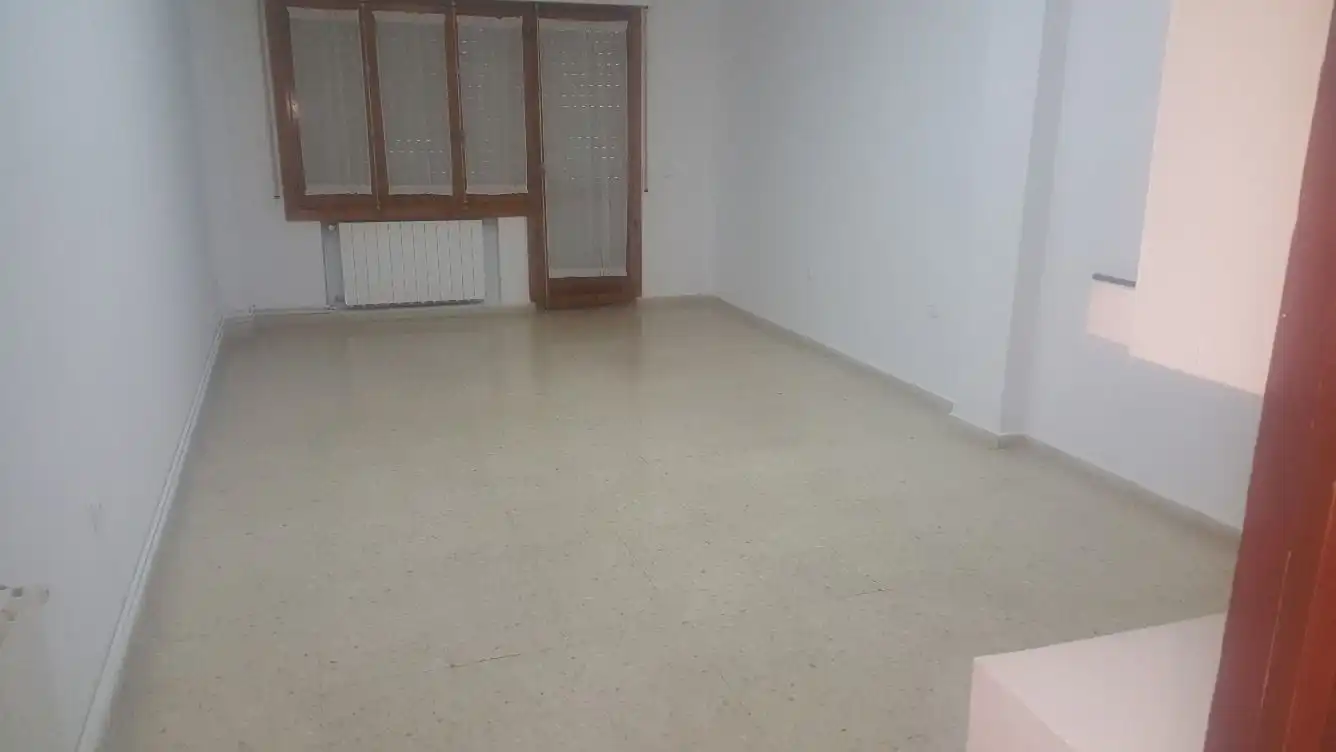 Wohnung zur Miete in Badajoz mit Klimaanlage, Heizung und Terrasse