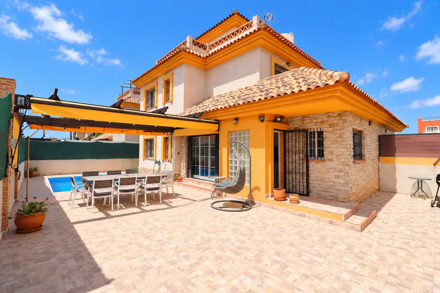 House with pool for sale in Los Montesinos