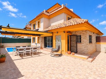 House with pool for sale in Los Montesinos