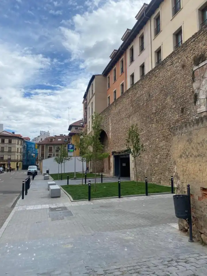 Außenansicht von Garage zum Verkauf in León Capital 