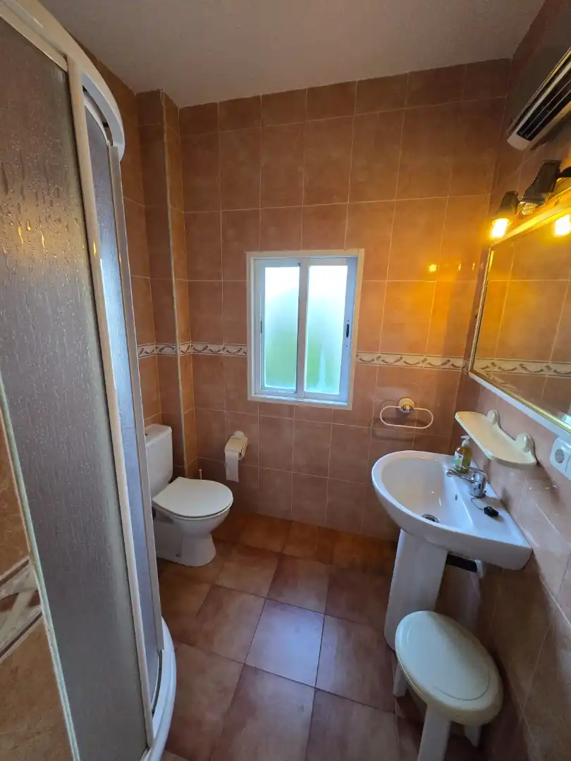 Bany de Apartament de lloguer en Úbeda amb Aire condicionat, Moblat i Rentadora