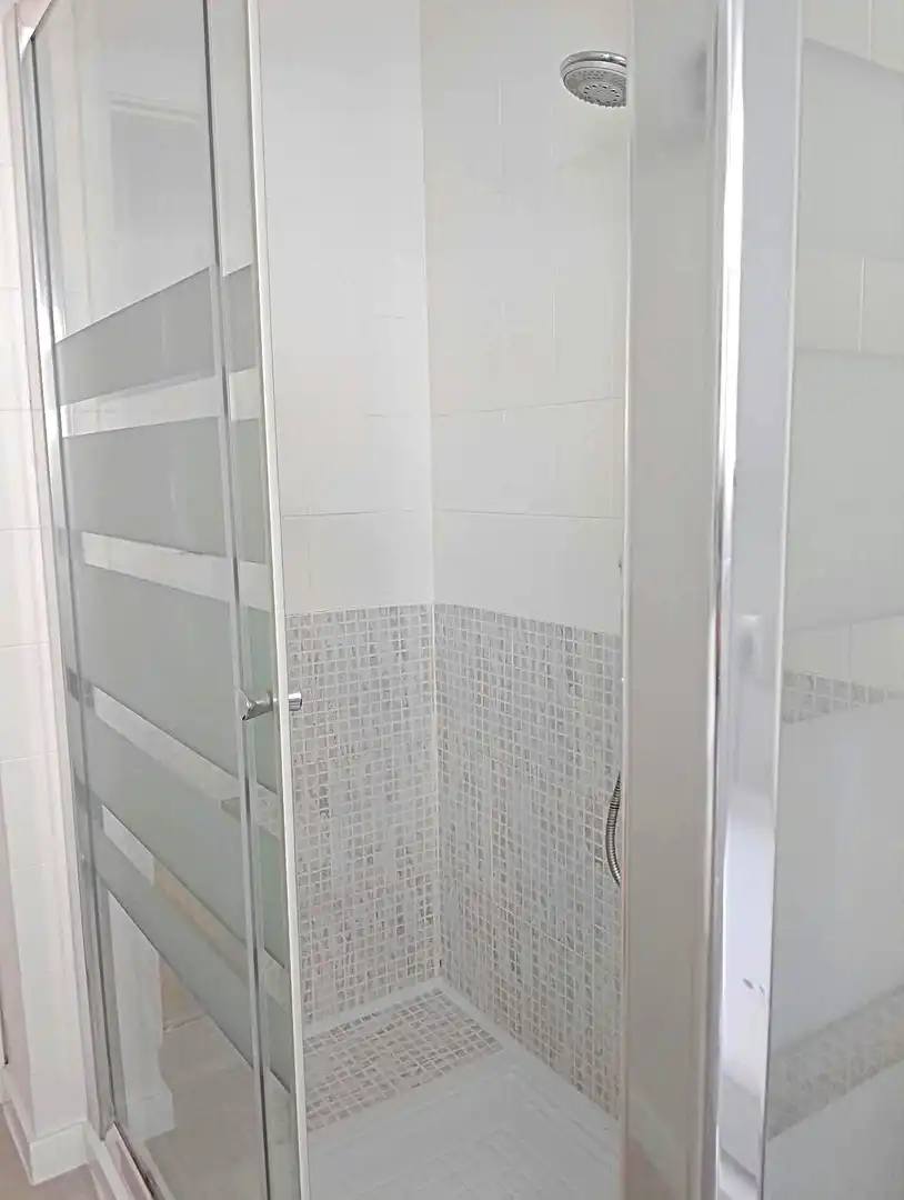 Badezimmer von Wohnung zur Miete in Málaga mit Klimaanlage, Privatgarten und Terrasse