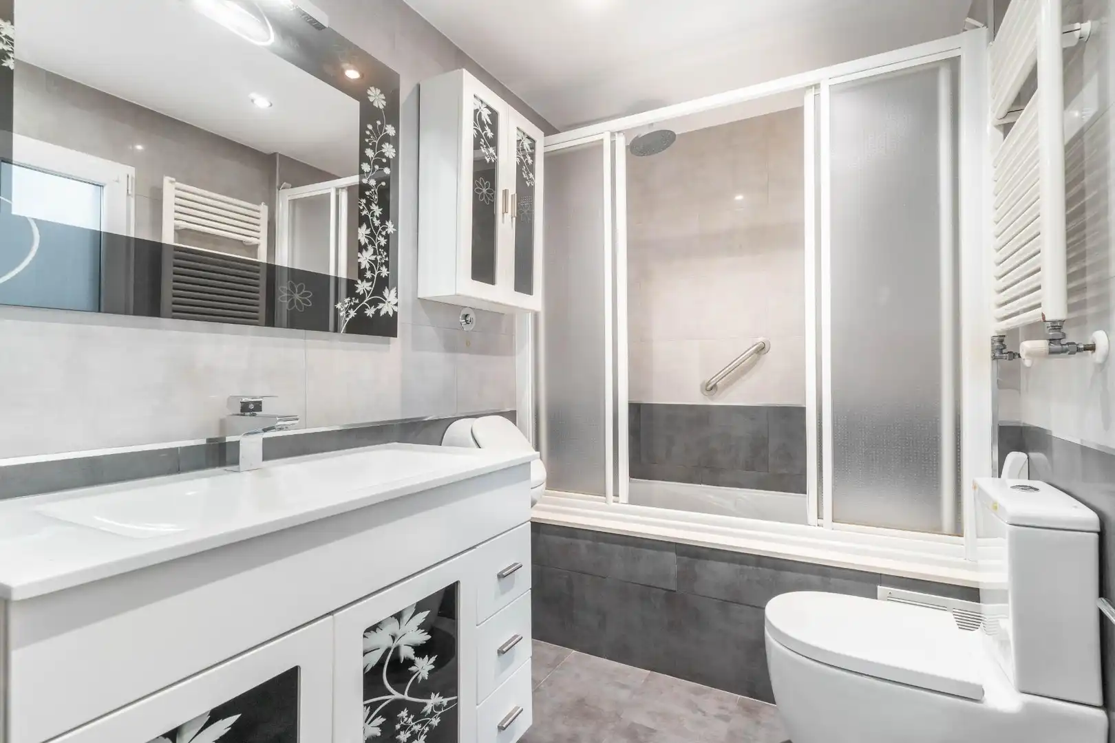 Bany de Pis en venda en Oviedo  amb Parquet, Moblat i Jacuzzi