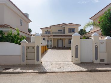 Villa con balcone in vendita a Calle Rio Bidasoa 6