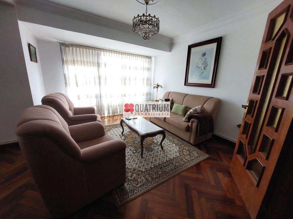 Sala d'estar de Planta baixa de lloguer en Santiago de Compostela  amb Calefacció i Moblat