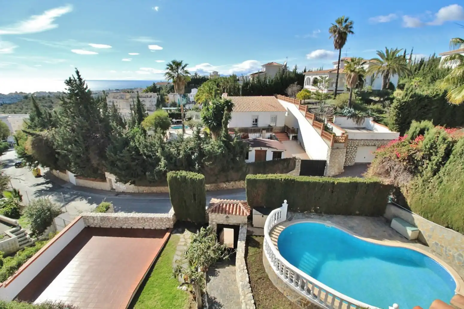 Vista exterior de Casa o xalet en venda en Rincón de la Victoria amb Aire condicionat, Jardí privat i Terrassa