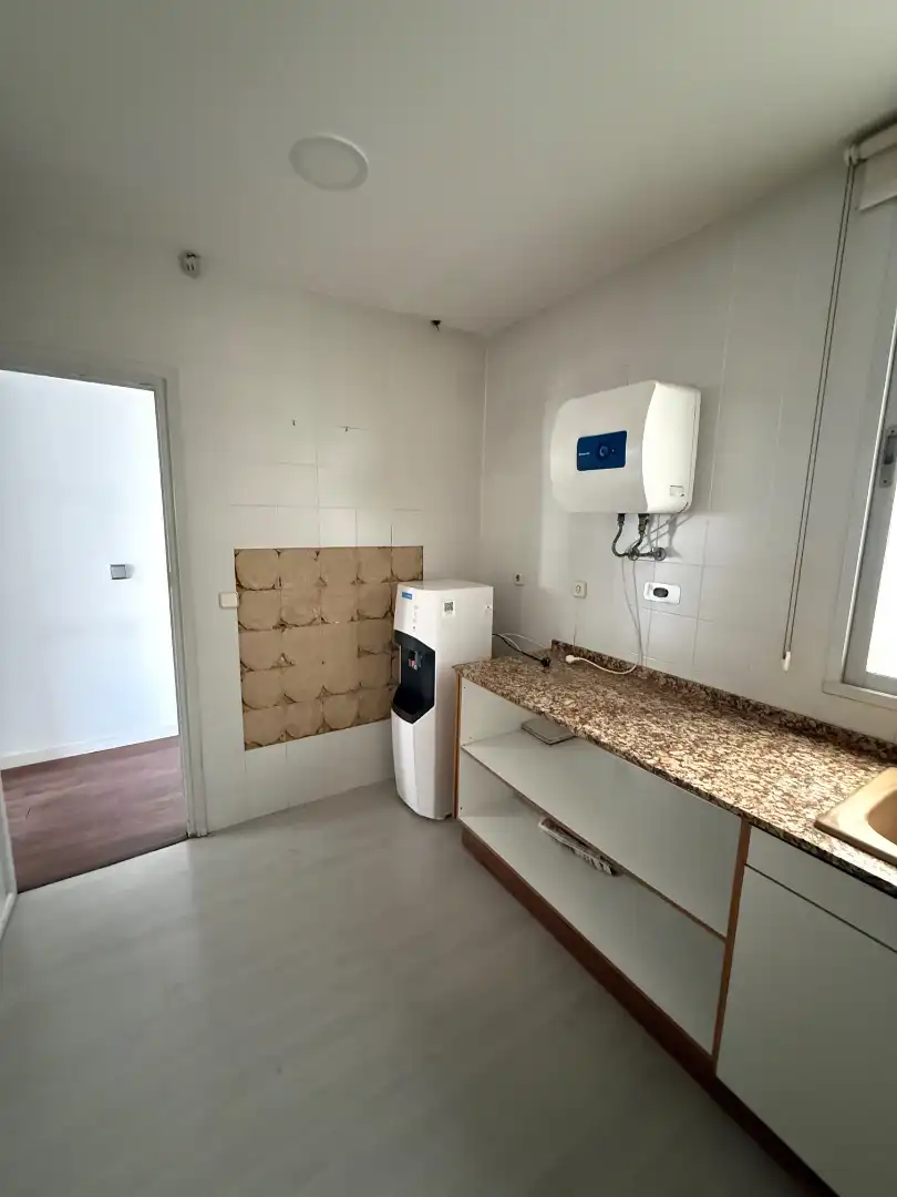 Küche von Büro zur Miete in Valencia mit Klimaanlage, Heizung und Balkon