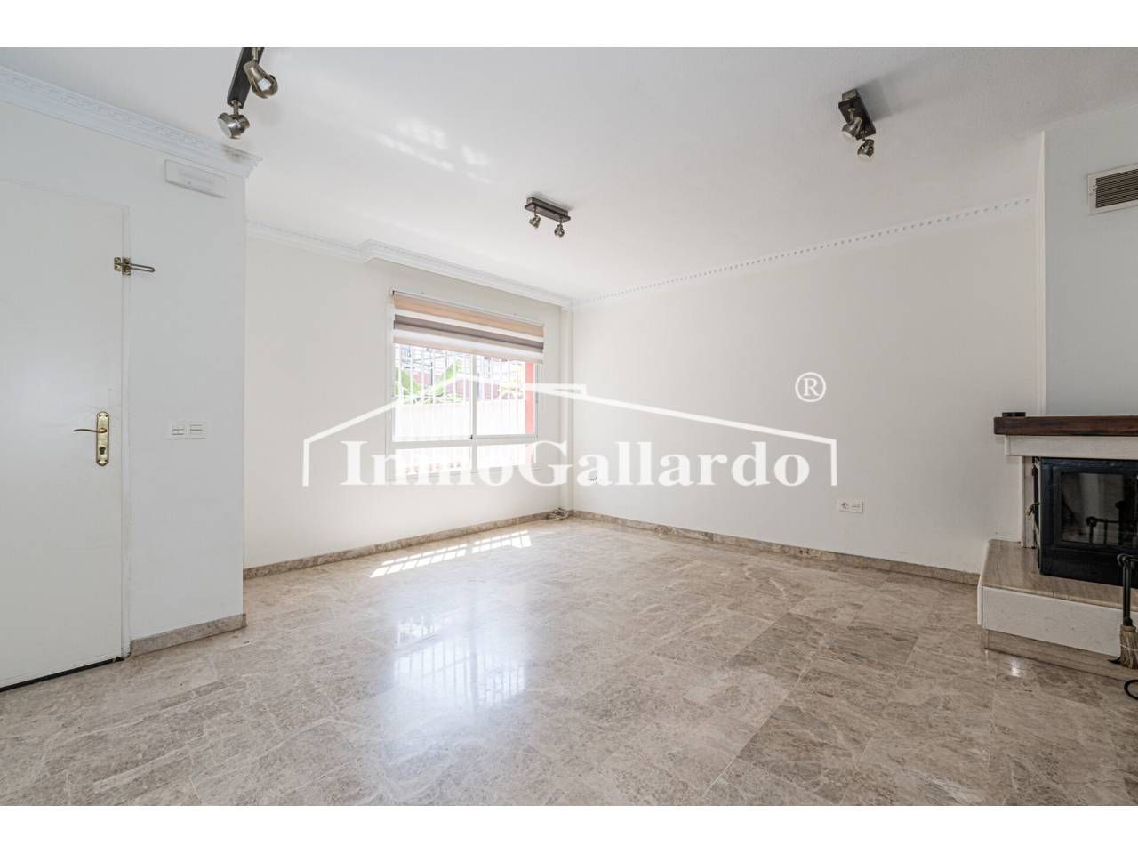 Living room of Single-family semi-detached for sale in Vélez-Málaga  with Air Conditioner, Private garden and Terrace