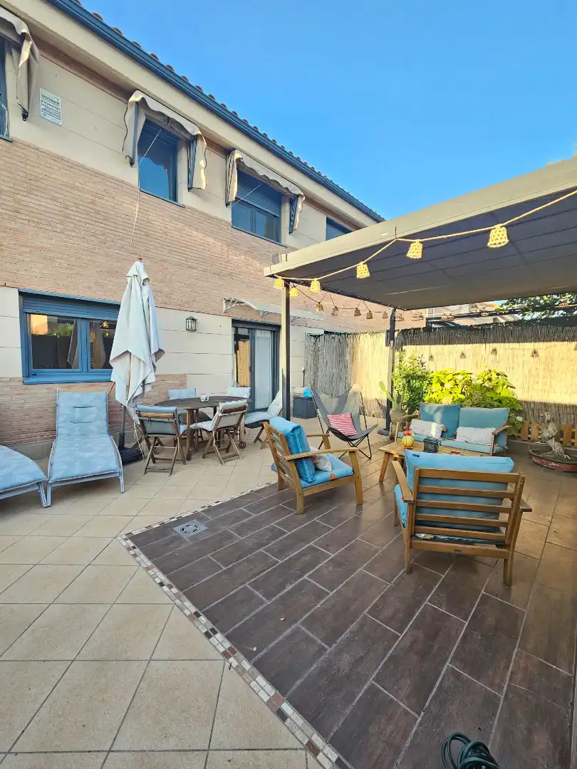 Terrassa de Casa o xalet en venda en Navalcarnero amb Calefacció, Jardí privat i Piscina comunitària