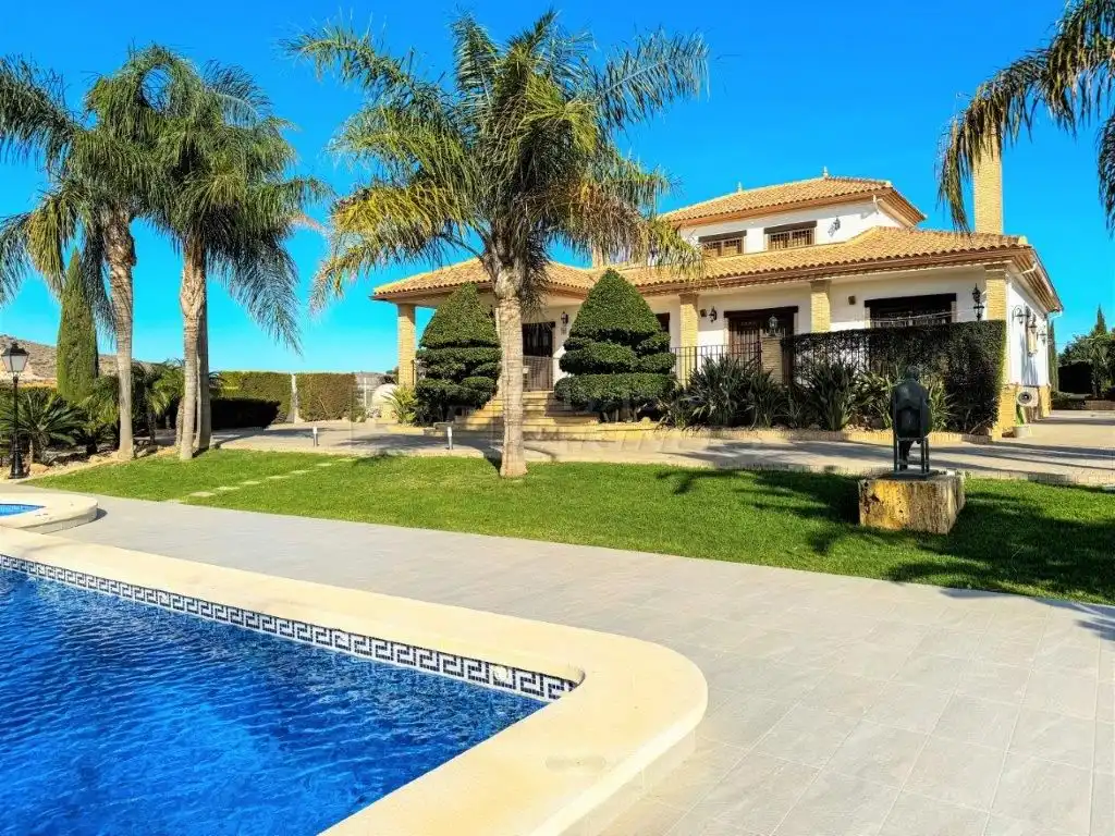 Vista exterior de Casa o xalet en venda en Orihuela amb Aire condicionat, Jardí privat i Traster