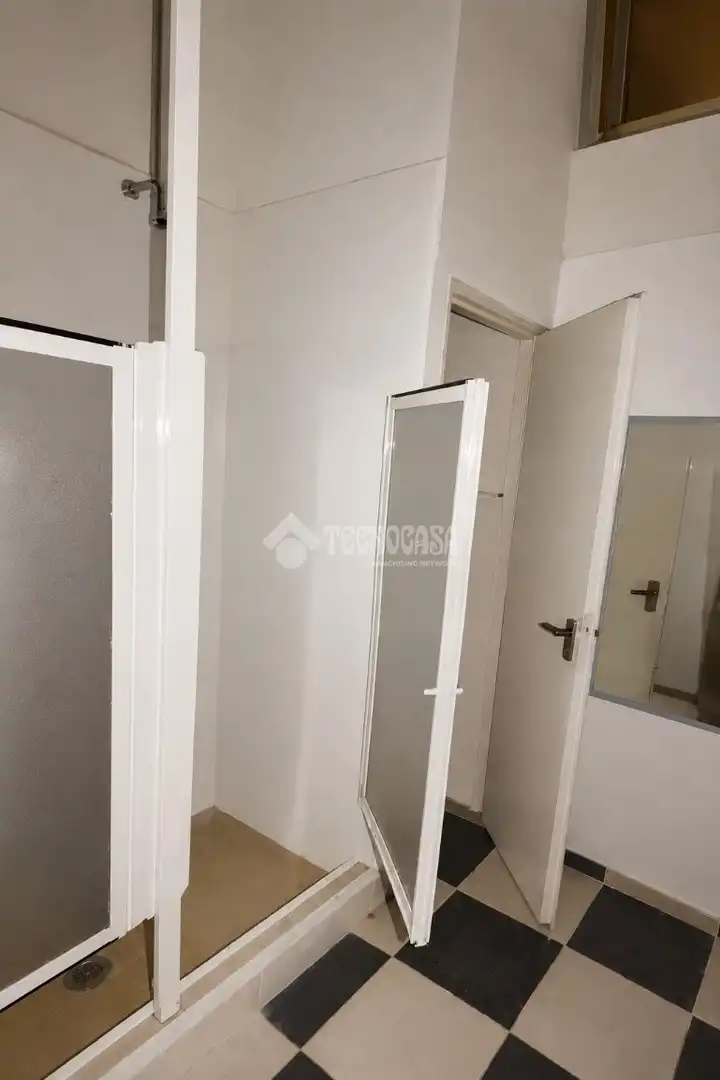 Habitación de Local en venta en Madrid