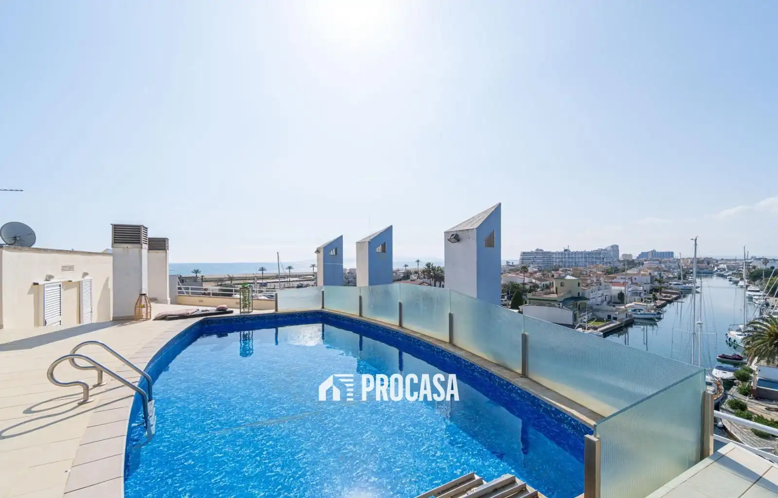 Schwimmbecken von Wohnung zum Verkauf in Empuriabrava mit Klimaanlage, Heizung und Terrasse