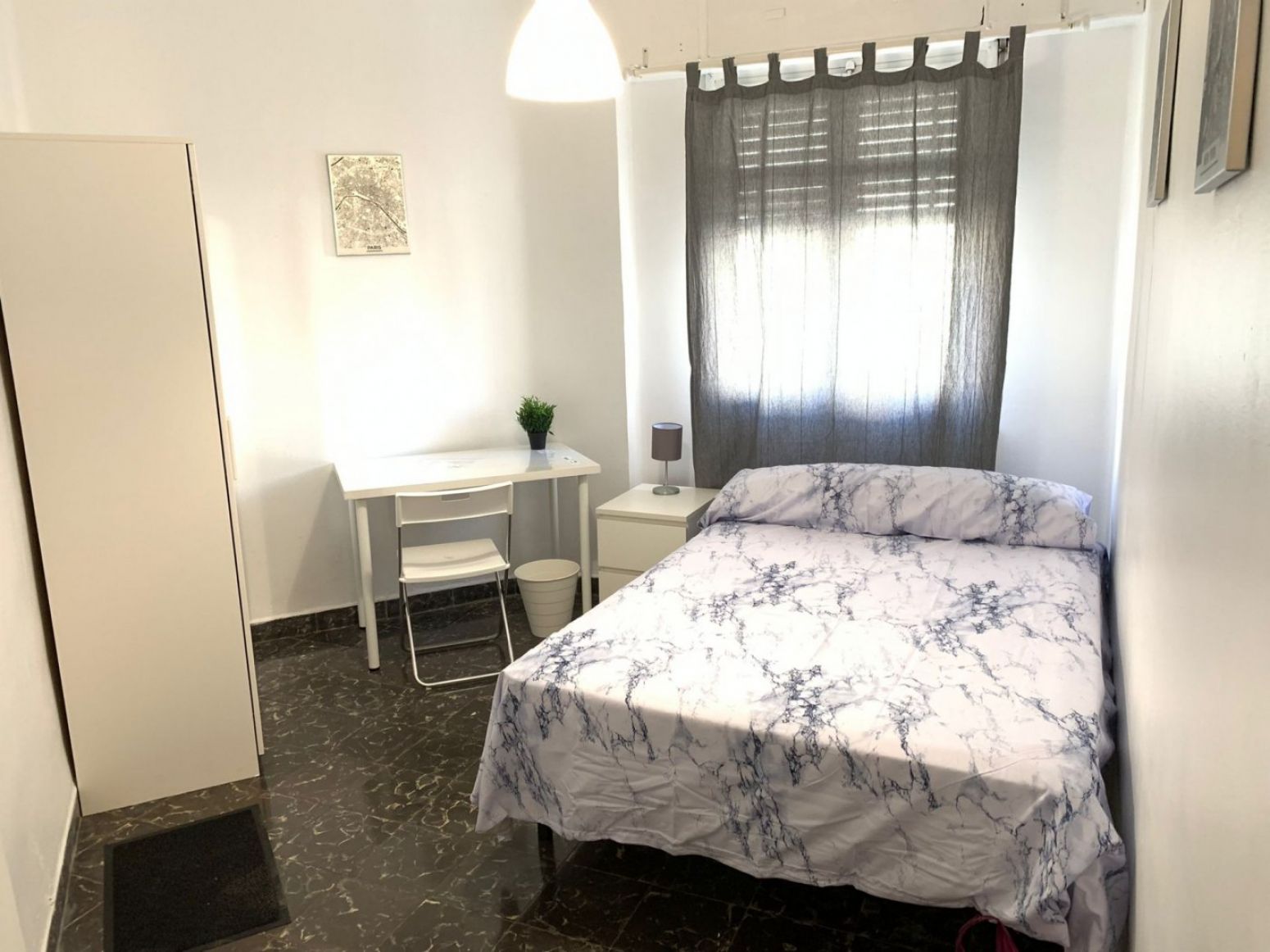 Habitación de Piso de alquiler en  Valencia Capital con Amueblado y Balcón