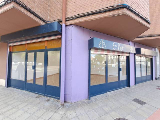 Local comercial en Alquiler en Calle Santa Bárbara en Juan XXIII - Las Torres - G2