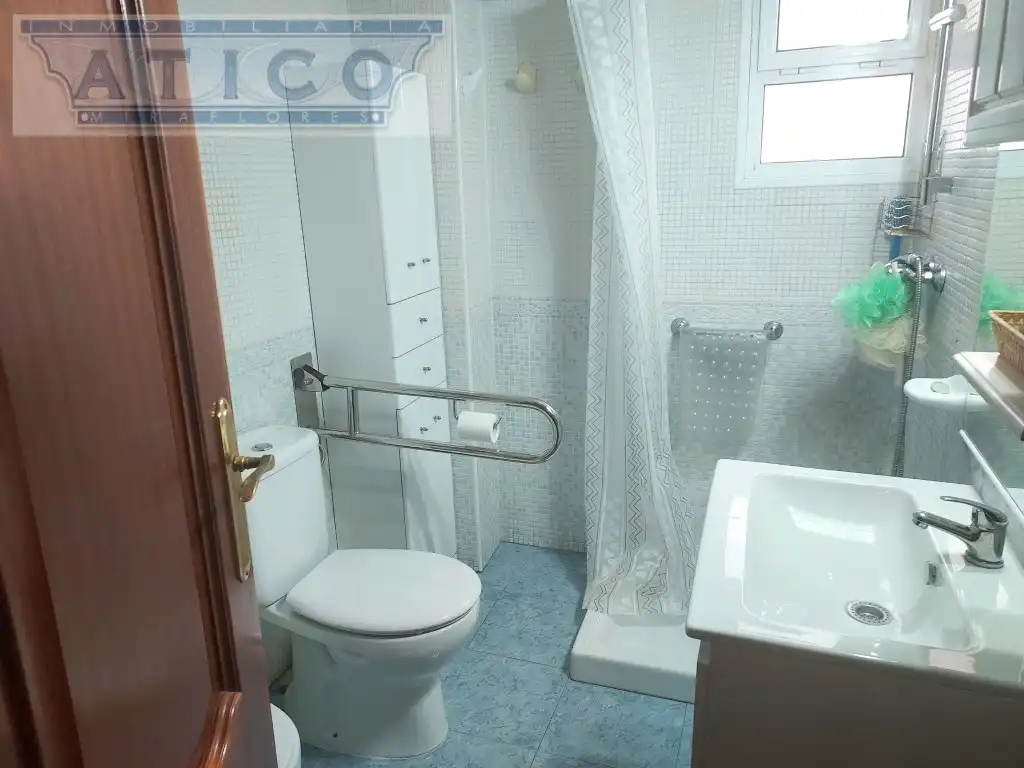 Bathroom of Flat for sale in Sevilla  with Air Conditioner and Terrace