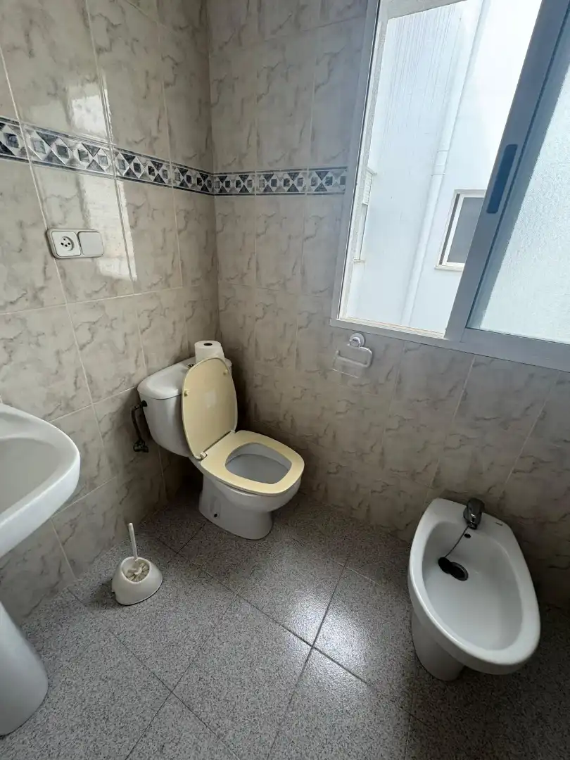 Baño de Piso de alquiler en Burjassot con Amueblado y Balcón