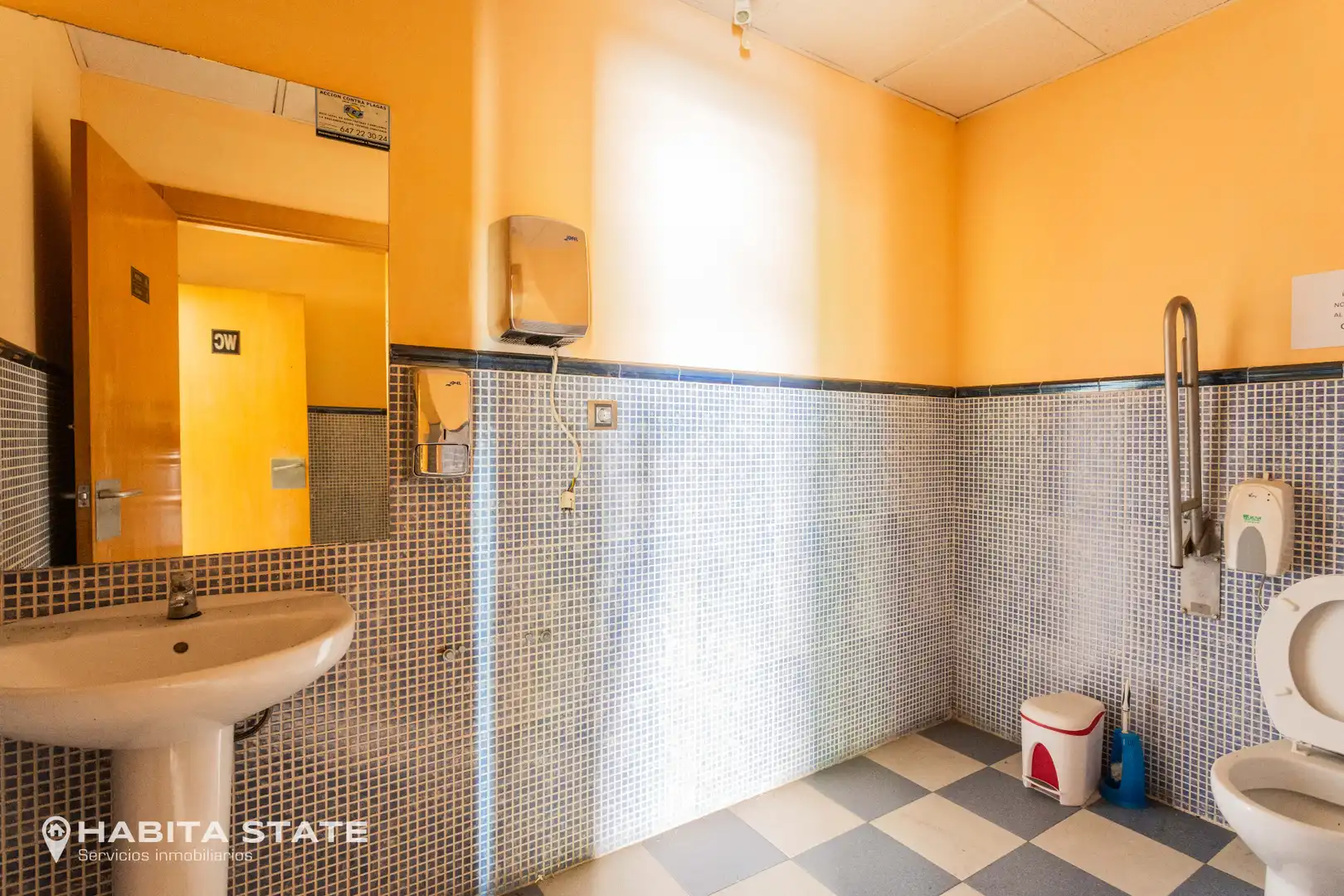 Baño de Local en venta en Almería