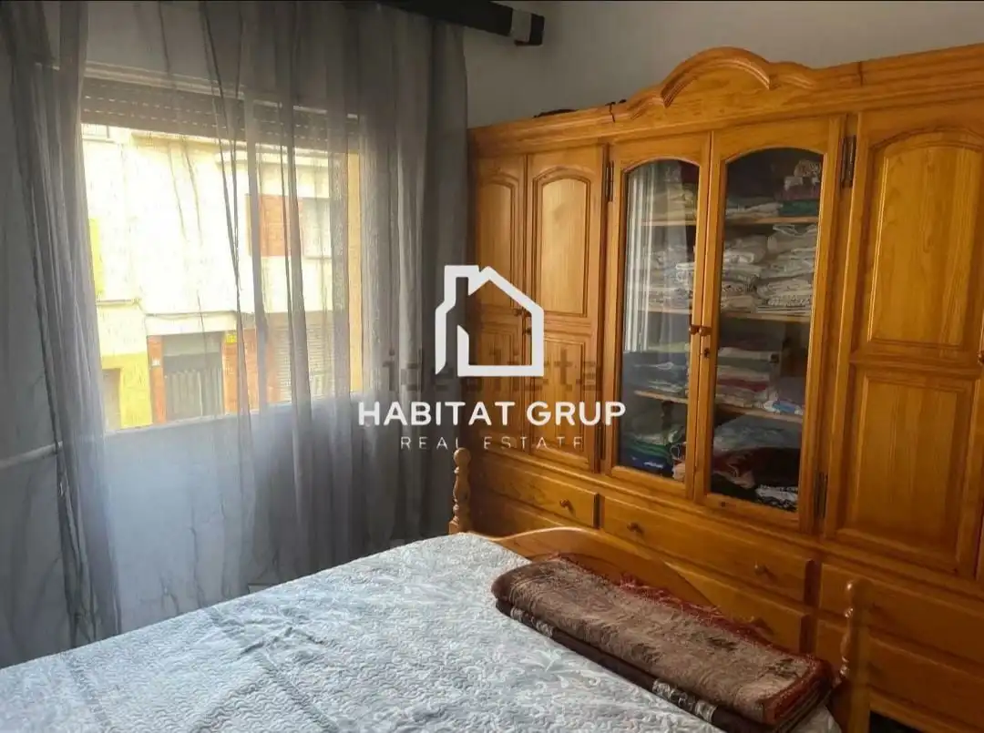 Habitación de Casa adosada en venta en Girona con Calefacción, Terraza y Trastero