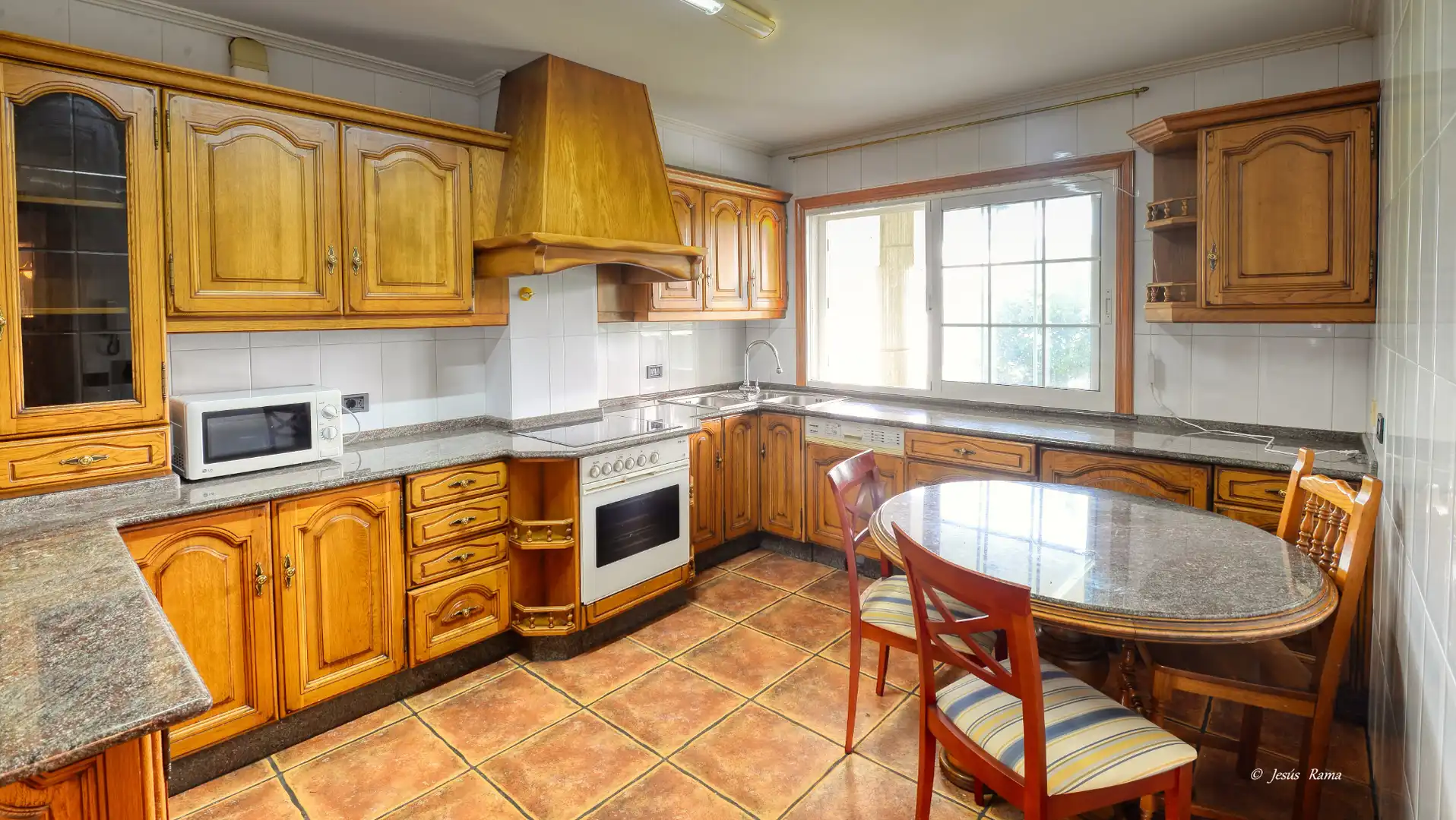 Cocina de Casa o chalet en venta en Oleiros con Calefacción, Jardín privado y Parquet