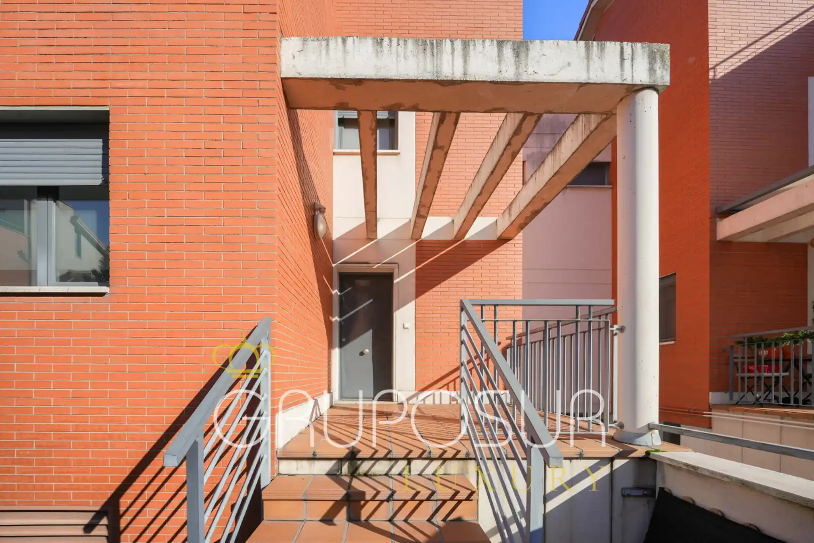 Vista exterior de Casa adosada en venda en Valladolid amb Calefacció, Jardí privat i Parquet
