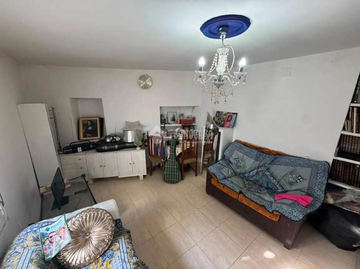 Sala d'estar de Casa adosada en venda en Villarrubio amb Calefacció, Traster i Balcó