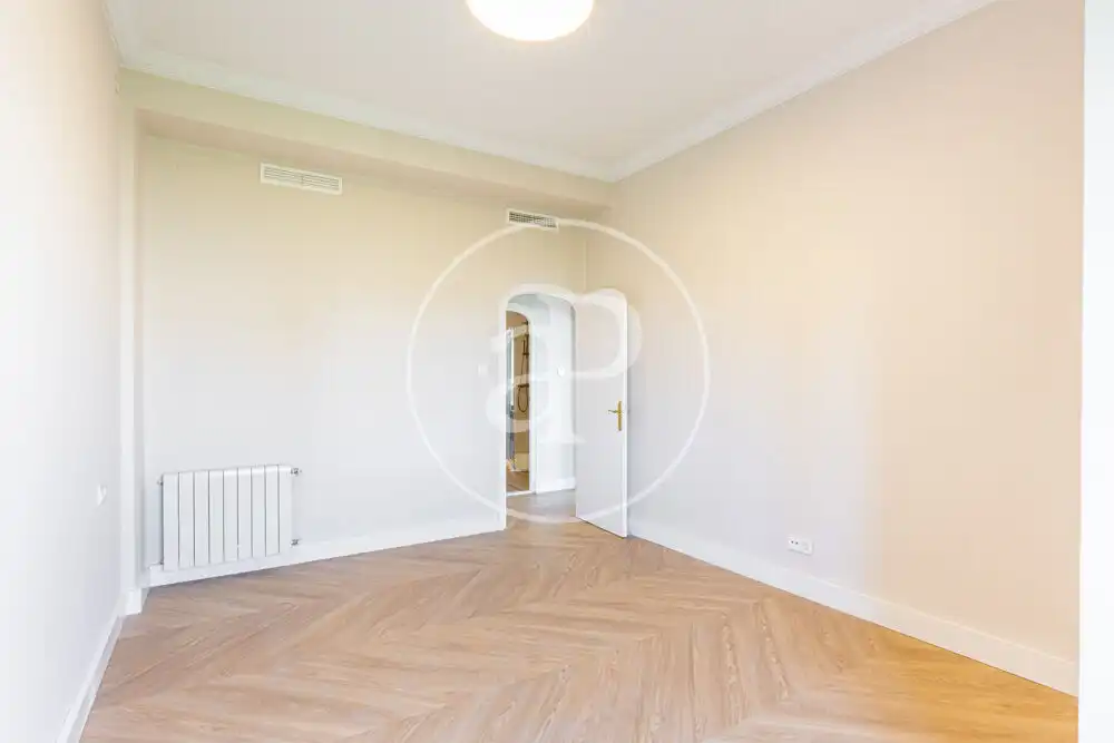 Bedroom of Flat for rent in Valencia  with Air Conditioner, Heating and Balcony
