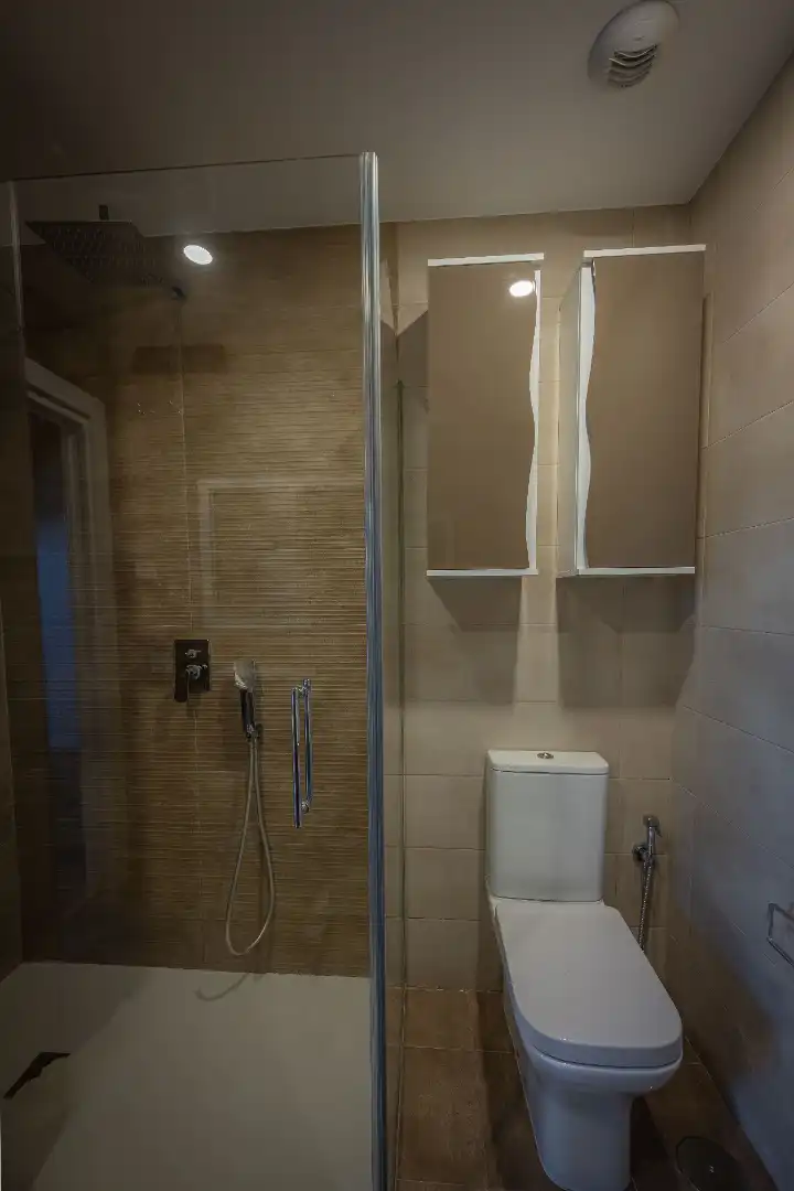 Badezimmer von Dachboden zum Verkauf in Valladolid mit Ofen, Waschmaschine und Mikrowelle