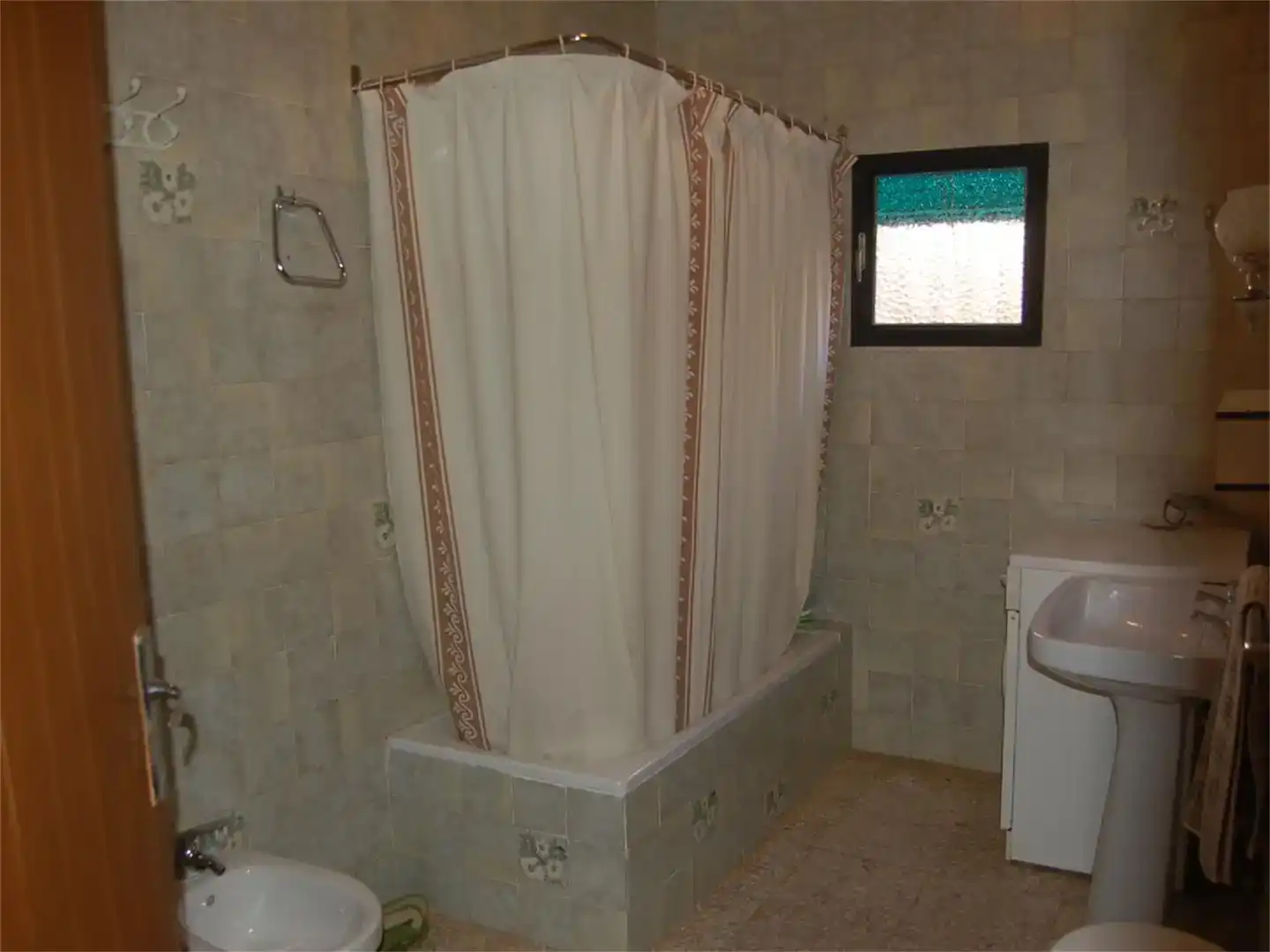 Bathroom of Flat for sale in Cortes y Graena  with Private garden, Storage room and Furnished